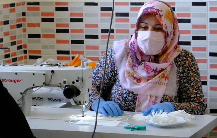 Aksaray’da Gönüllü Kursiyer Ve Kadınlar Maske Üretimi Yapıyor