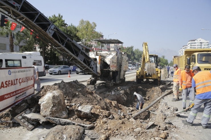 Atatürk Bulvarı Ve Gazi Mustafa Kemal Bulvarı Kesişimindeki Kavşak Genişliyor