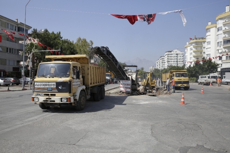 Atatürk Bulvarı Ve Gazi Mustafa Kemal Bulvarı Kesişimindeki Kavşak Genişliyor