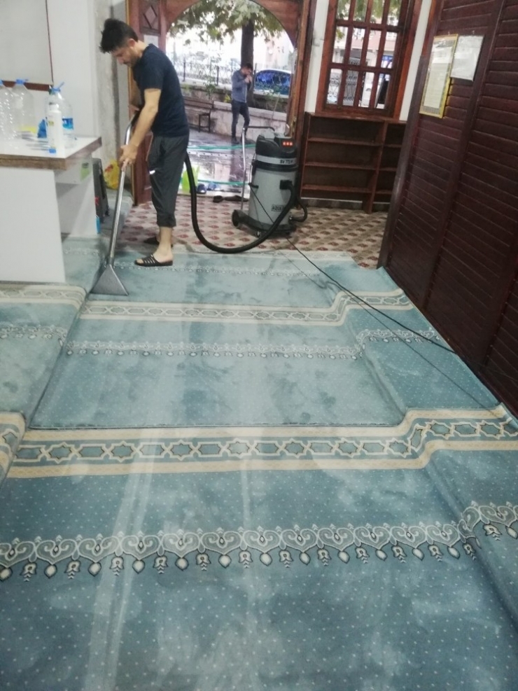 Gönüllü Olarak Camileri Açılışa Hazırlıyorlar