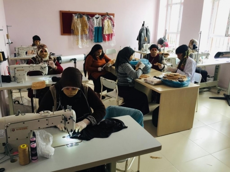 Dicle Hem Salgın Sürecinde İlçenin Koruyucu Ekipman İhtiyacını Karşılıyor