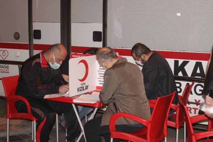 Eğitimciler Kan Bağışı İçin Kuyruğa Girdiler