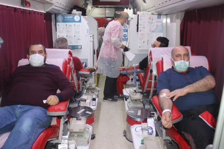 Eğitimciler Kan Bağışı İçin Kuyruğa Girdiler