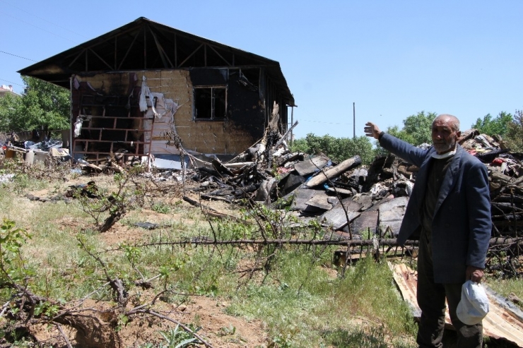 Elazığ’da Evi Yanan 2 Çocuğu Engelli Aile Çadıra Yerleşti