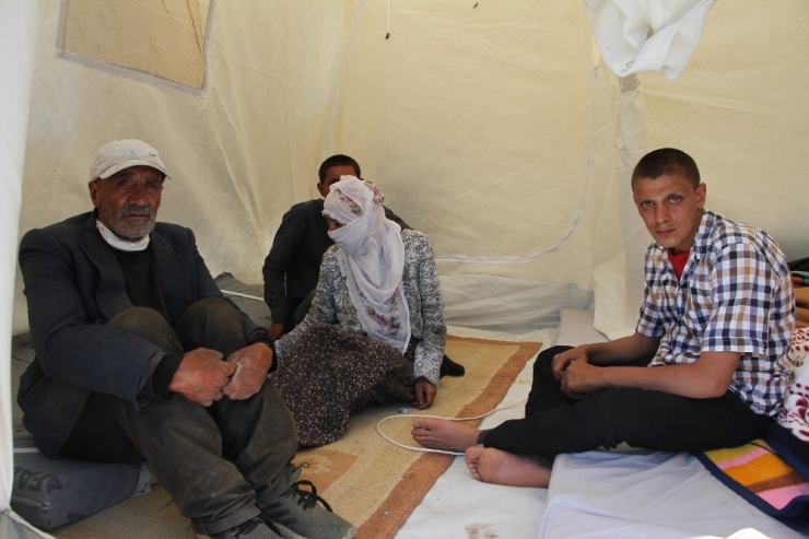 Elazığ’da Evi Yanan 2 Çocuğu Engelli Aile Çadıra Yerleşti