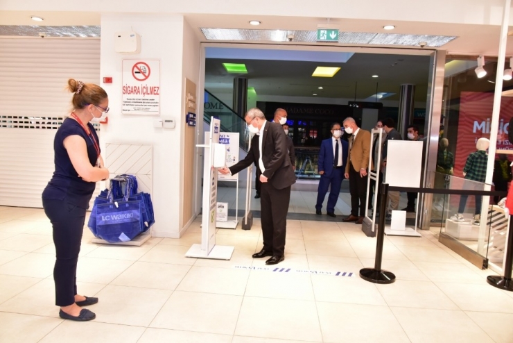 Vali Deniz, Alışveriş Merkezinde İncelemelerde Bulundu