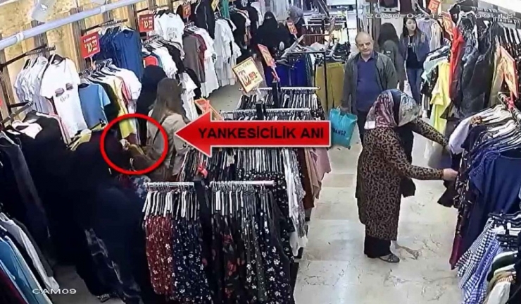 Alışveriş Yapan Kadınların Korkulu Rüyası Kameralara Yakalandı