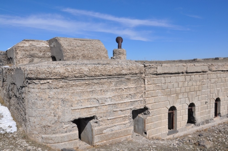 Üzerindeki Dinleme Borusuyla Düşman Püskürtülüyordu