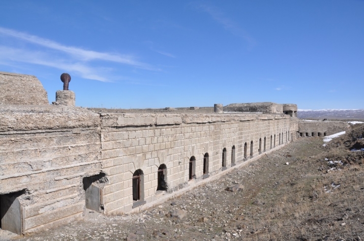 Üzerindeki Dinleme Borusuyla Düşman Püskürtülüyordu
