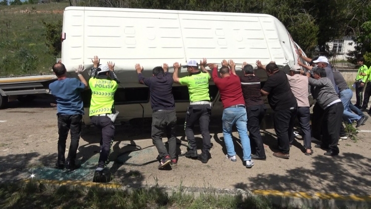 Kırıkkale’de Yolcu Minibüsü Devrildi: 7 Yaralı