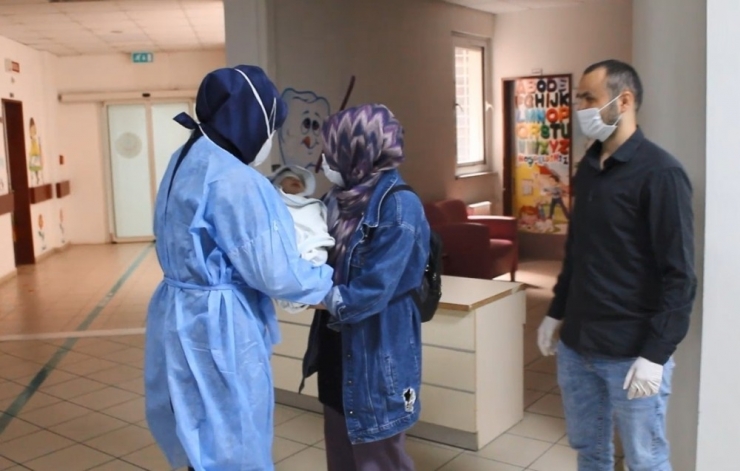 Yeni Doğan Bebek 23 Günlük Tedavi İle Korona Virüsü Yendi, Alkışlarla Taburcu Edildi