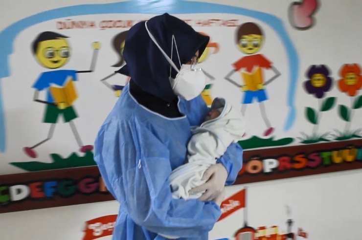 Yeni Doğan Bebek 23 Günlük Tedavi İle Korona Virüsü Yendi, Alkışlarla Taburcu Edildi