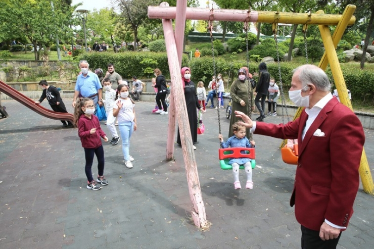 Bayrampaşa’da Parklar Bayram Yerine Döndü
