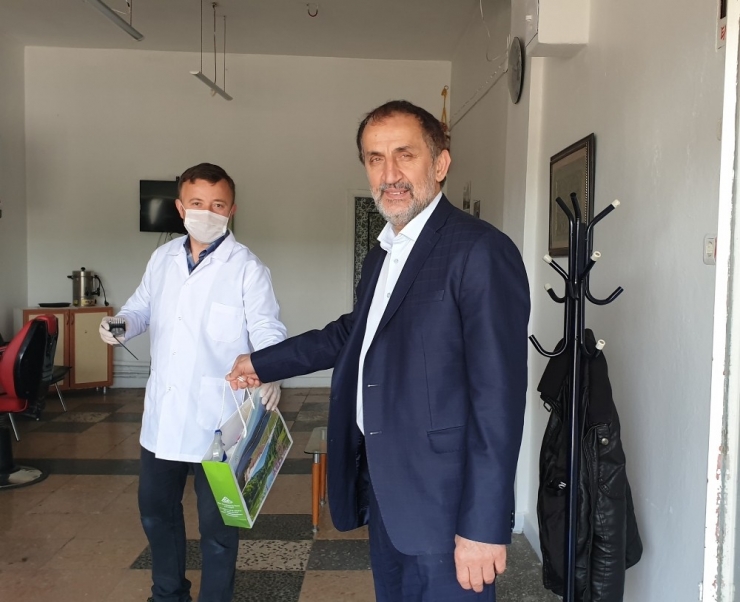 Kaynaşlı’da Berber Ve Kuaförlere Hijyen Seti Dağıtıldı
