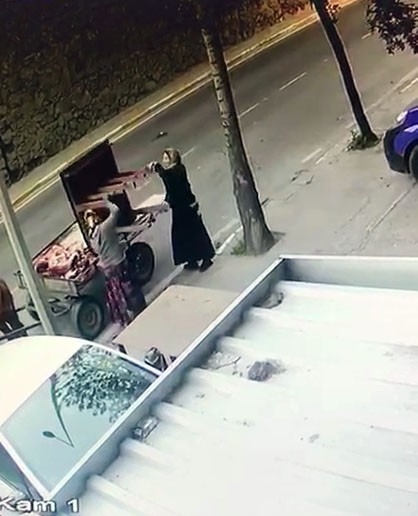 At Arabalı Kadın Hırsızların Rampa Çaldığı Anlar Kamerada