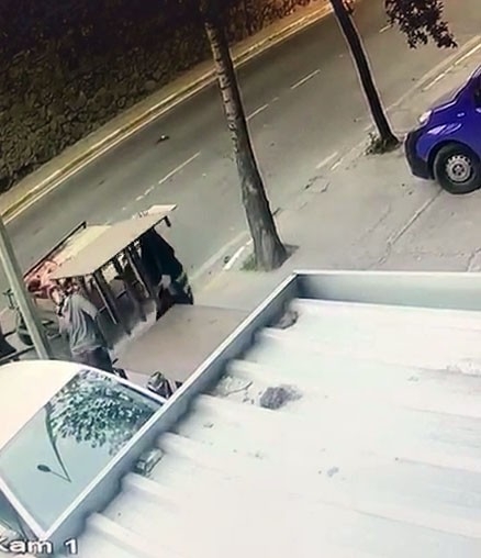 At Arabalı Kadın Hırsızların Rampa Çaldığı Anlar Kamerada