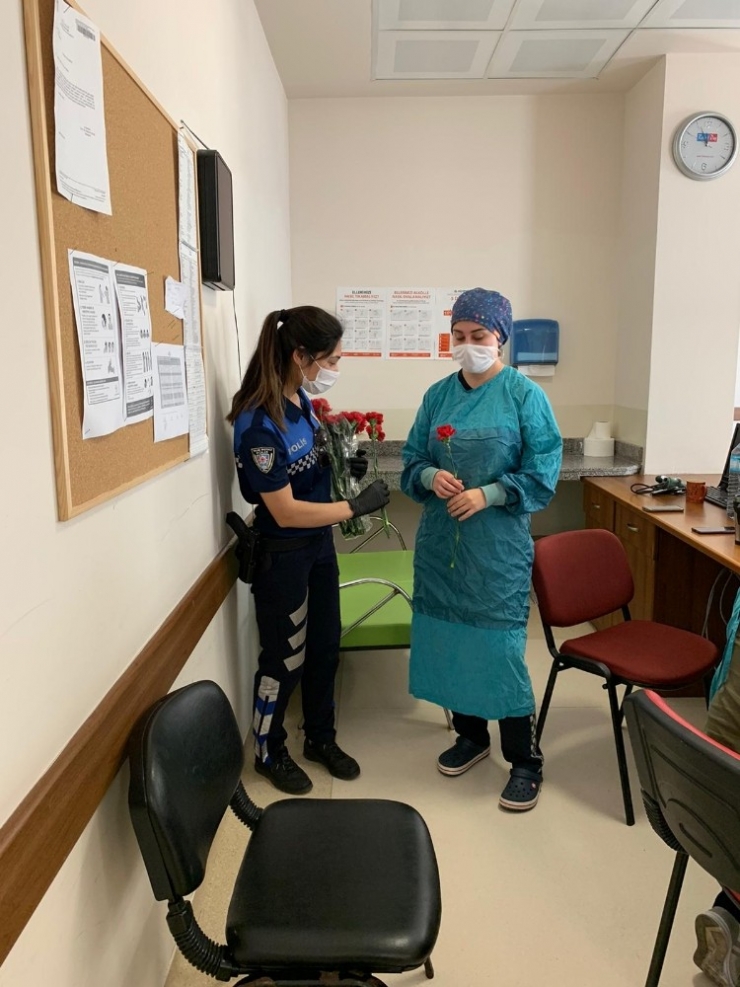 Manavgat Emniyeti’nden Hemşirelere Çiçek Ve Teşekkür