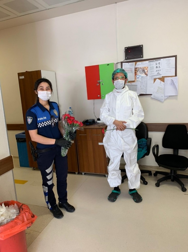 Manavgat Emniyeti’nden Hemşirelere Çiçek Ve Teşekkür