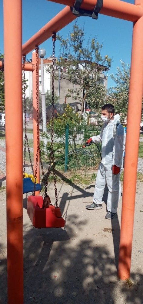 Burhaniye’de Parklar Dezenfekte Edildi
