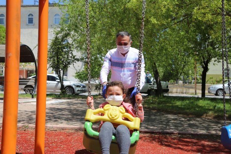 Develi Belediyesi’nden Sokağa Çıkan Cocuklara Maske Desteği