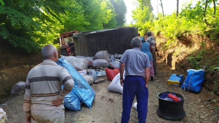 Yayla Yolunda Römork Devrildi: 2 Yaralı
