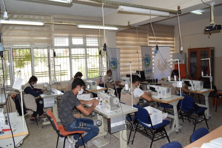 Şanlıurfa’da Gönüllü Olarak 100 Bin Maske Ürettiler