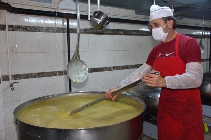 Şehzadeler’de Her Gün 700 Aileye Sıcak Yemek