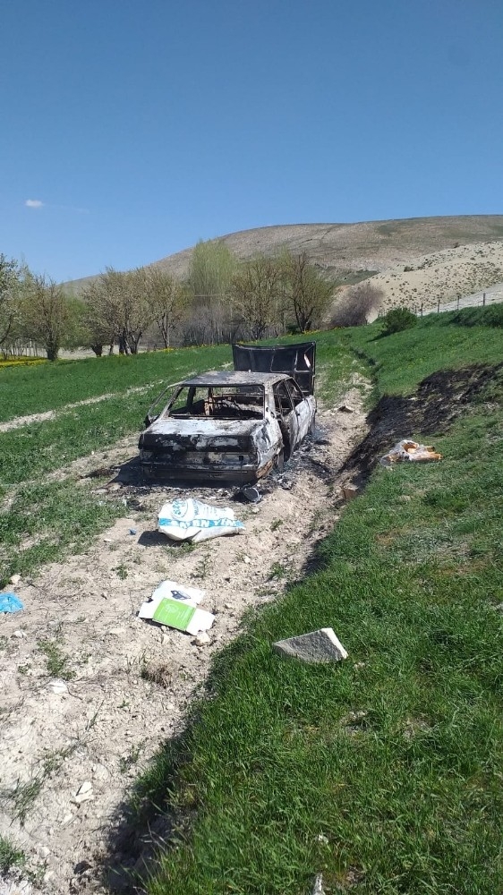 Jandarma’nın Geldiğini Duyunca Otomobilini Ateşe Verdi