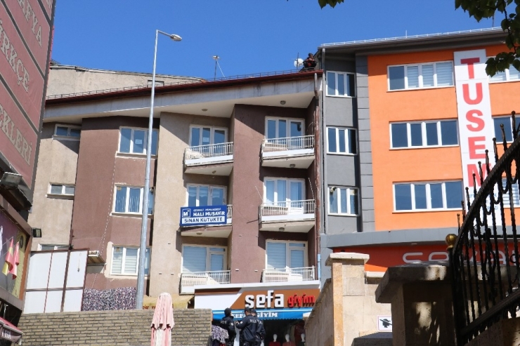 Mahsur Kaldığı Çatıda Bağdaş Kurarak Kurtarılmayı Bekledi, Kimse Çatıya Neden Çıktığını Anlayamadı