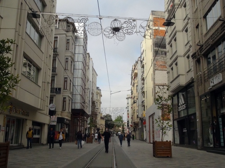 - Taksim İstiklal Caddesi’nin Göbeğindeki İlginç Kuş Yuvası
