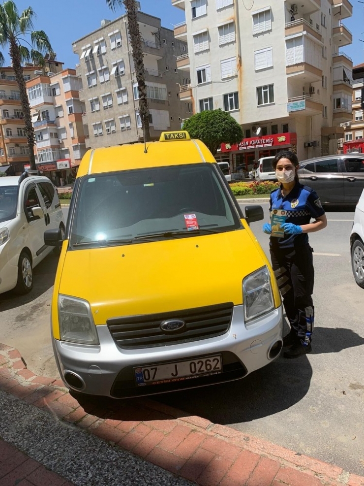 Kaldırımlarda Park Halindeki Araçların Camlarına Uyarı Broşürü Bıraktılar.