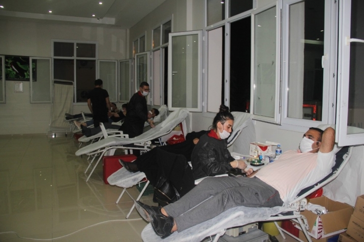 Vatandaşlar Kan Bağışı İçin Sıraya Girdi